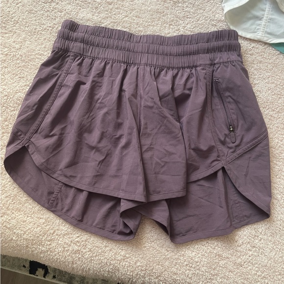 8 Pairs of Lululemon Tracker 4in Mid Rise Shorts - Picture 8 of 8